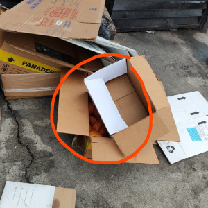 Preview thumbnail for Afuera de un Tim Hortons, una caja llena de pan. Sus razones tendrán para tirarlas pero, la merma industrial por calidad me molesta tanto
