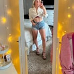 Preview thumbnail for How would you rate this outfit?